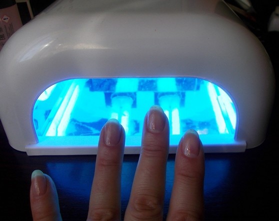Нанесение гель-лака – один из способов отрастить свои ногти
